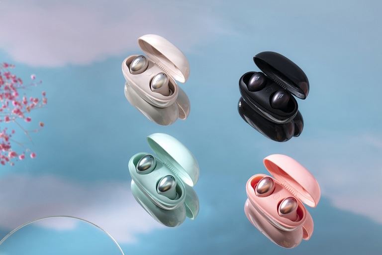 Jak se nabíjecí kolík aplikuje na náhlavní soupravu TWS nebo sluchátka?