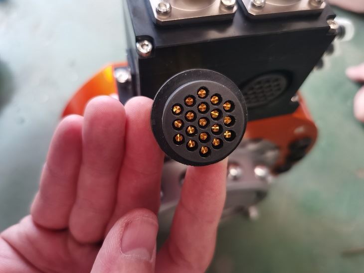 Řešení 19pinových samčích a samičích konektorů